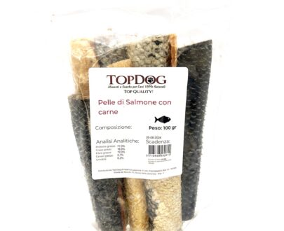 Questa pelle di salmone per cani Top Dog è ancora più ricca perchè su di essa è presente un sottile strato di pura carne di salmone che la renderà ancora più speciale!! Si presenta in rotolini lunghi circa tra i 12 cm e i 15 cm contenuti in una busta con chiusura a zip apri e chiudi per conservare il prodotto al meglio. pelle-salmone-con-carne-per-cani